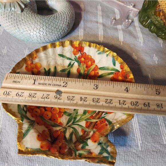 DECOUPAGE ORANGE FLOWERS ON A SCALLOPED SHELL - Picture 3 of 3
